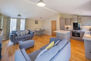 40-inch LCD TV with cable channels, TV - Warren Wood Country Park (Pevensey)