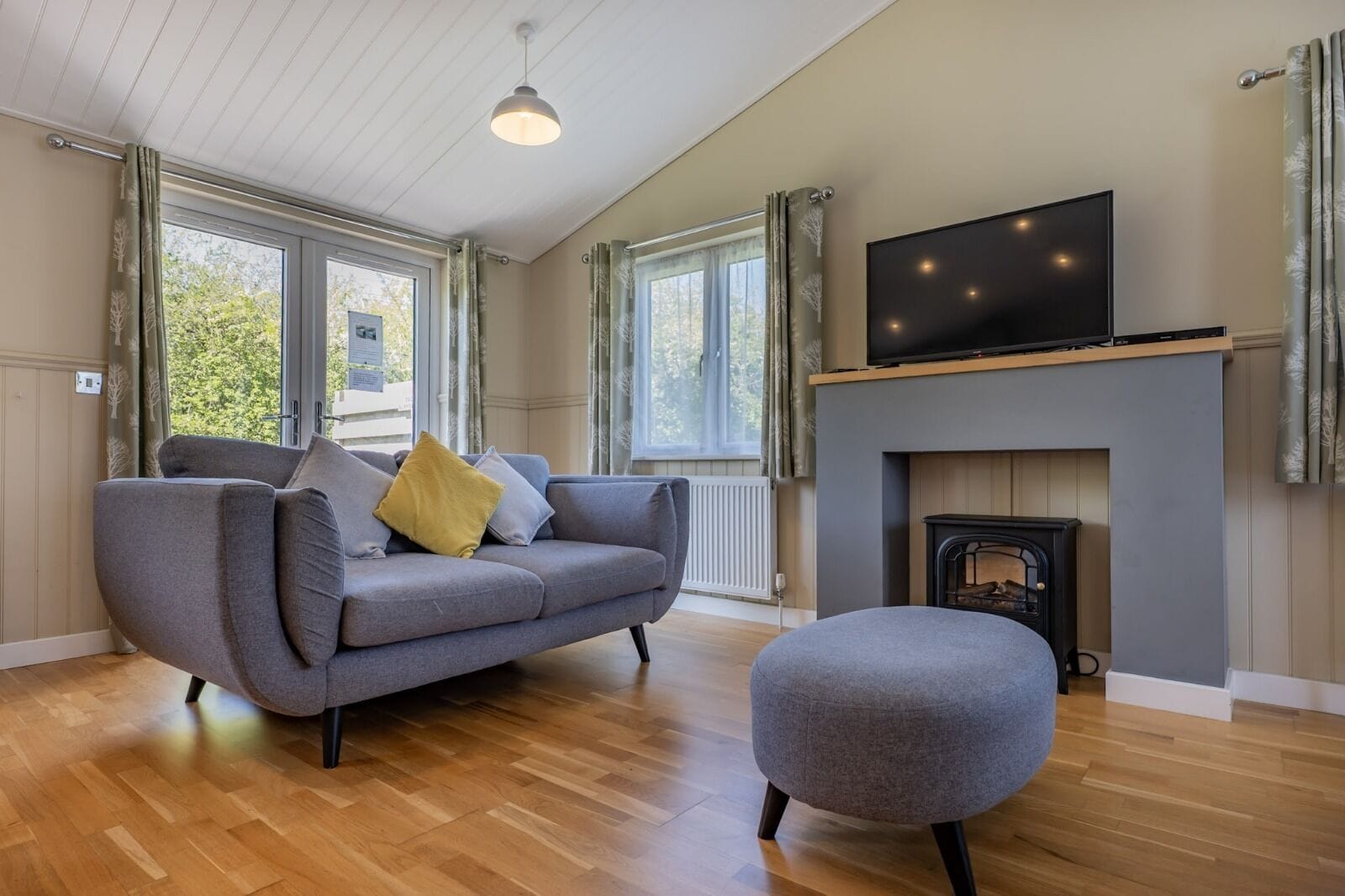 Luxury Cabin | Living area | 40-inch LCD TV with cable channels, TV