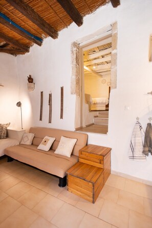 Télévision, lecteur de DVD, livres