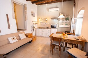 Télévision, lecteur de DVD, livres