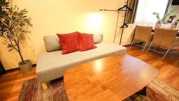 Basic House 101 | Living area | Flat-screen TV