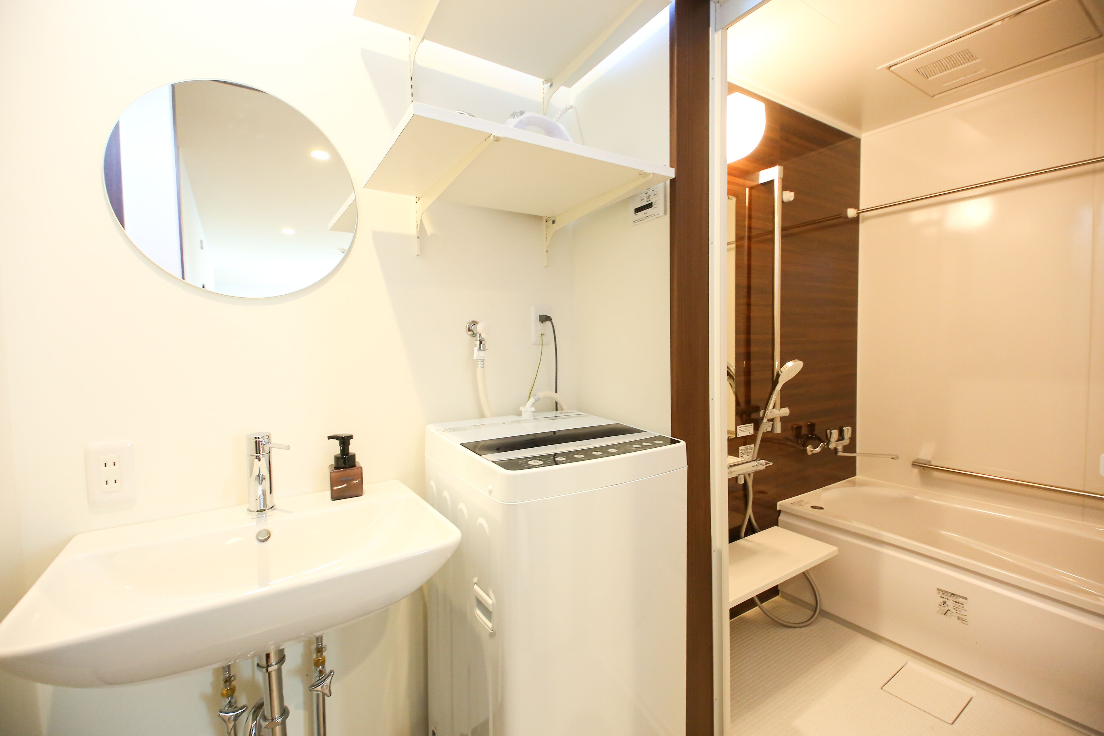 Chambre Supérieure avec lits jumeaux (201) | Salle de bain | Articles de toilette gratuits, sèche-cheveux, serviettes fournies