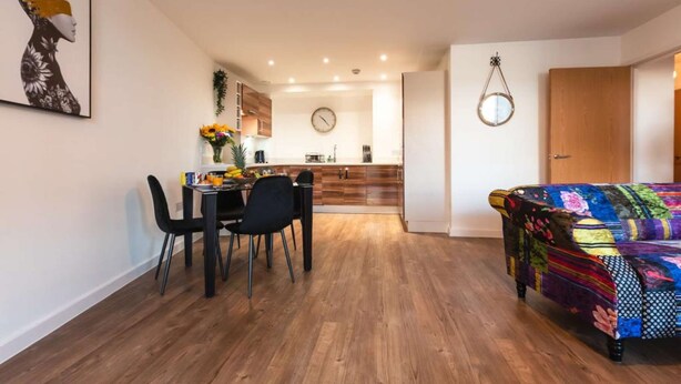 Eine moderne Wohnung mit Essbereich, Küche und Wohnzimmer.
