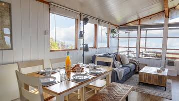 Lemari es, ketel listrik, dan pemanggang roti