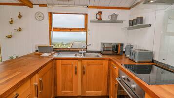 Lemari es, ketel listrik, dan pemanggang roti