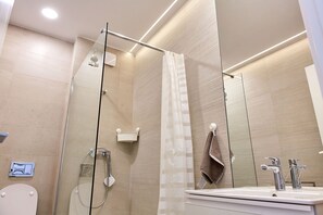 Estudio de diseñador | Baño | Regadera, amenidades de baño gratuitas, secadora de cabello, toallas 
