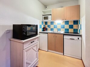 Fridge, microwave, dishwasher, coffee/tea maker