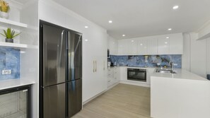 Réfrigérateur, micro-ondes, four, grille-pain