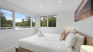 5 bedrooms, iron/ironing board, WiFi, bed sheets - Beach House Ta Zott at Toowoon Bay (Toowoon Bay)