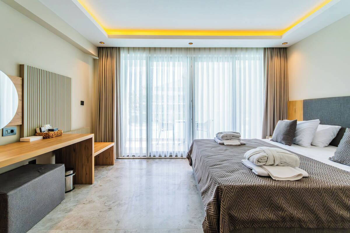Premium bedding, iron/ironing board, free WiFi, bed sheets