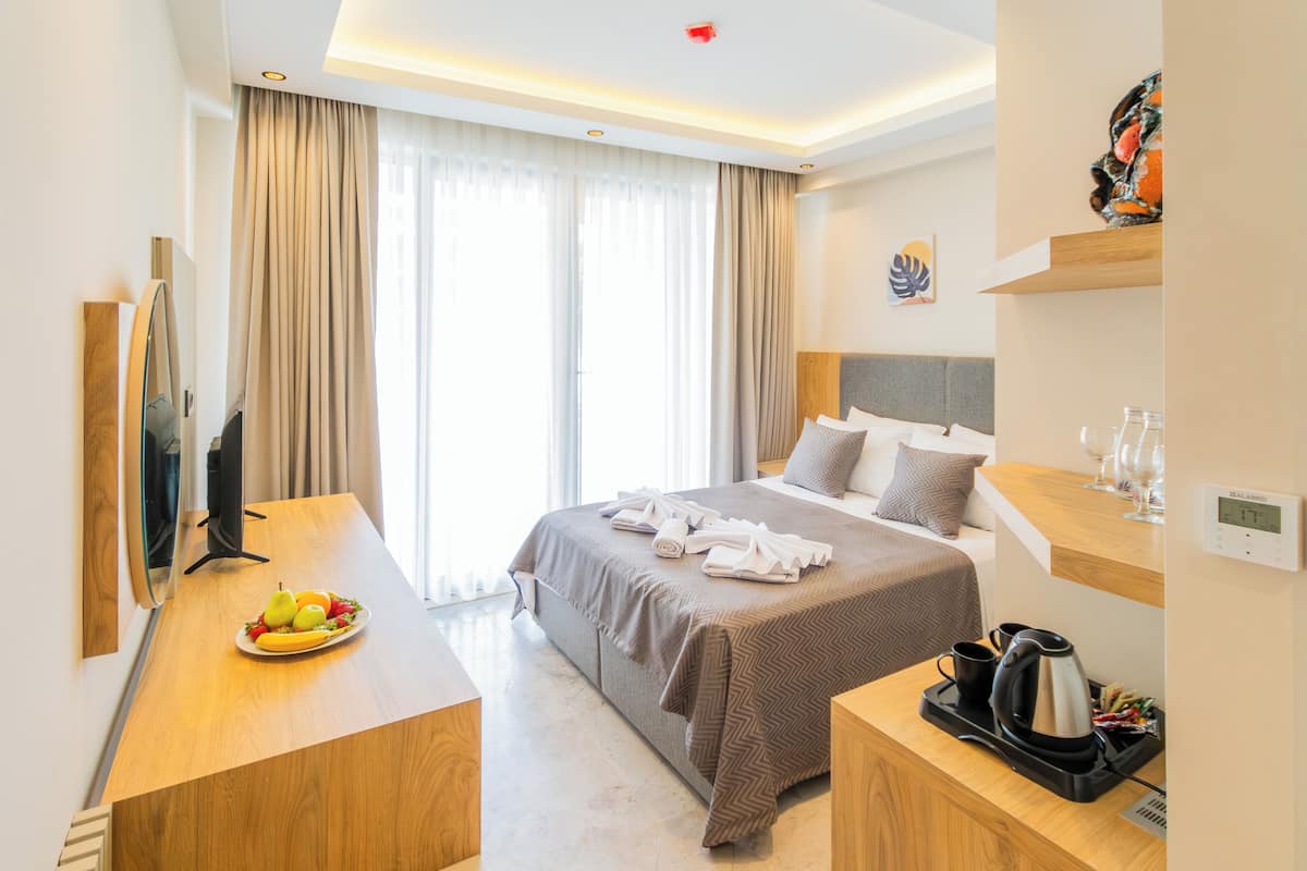 Premium bedding, iron/ironing board, free WiFi, bed sheets