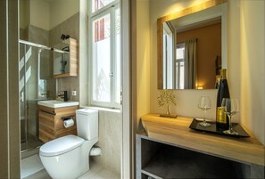 Standard Apartment | Bathroom | Shower, hydromassage showerhead, free toiletries, hair dryer - Karma of Athens (Athens)