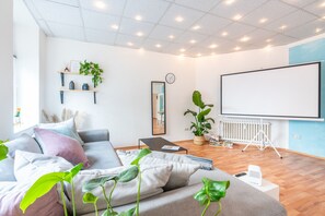 Een smart-tv en boeken