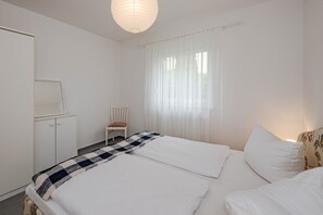 Unclassified image, 4 of 24, button - Ferienappartement mit Terrasse, Strandkorb, Wlan und Pkw-stellplatz (Koserow)