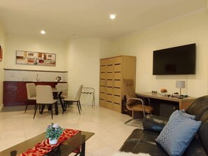 スマートテレビ、卓球台、書庫