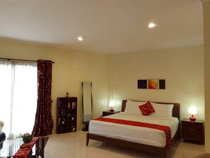 12 室のベッドルーム、セーフティボックス (室内)、デスク、WiFi (無料)