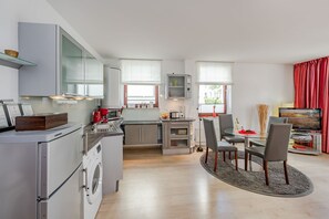 Geladeira, micro-ondas, cooktop, lava-louças