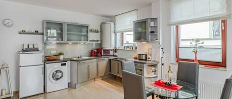 Kühlschrank, Mikrowelle, Herdplatte, Geschirrspüler