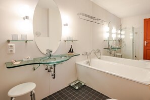 Ducha, secador de pelo y toallas