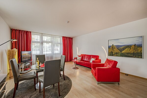 Una televisión, un reproductor estéreo