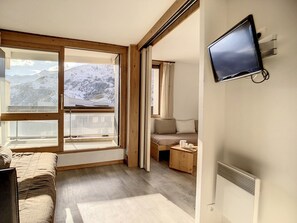 TV - Spacious apartment near slopes with balcony (Les Menuires)