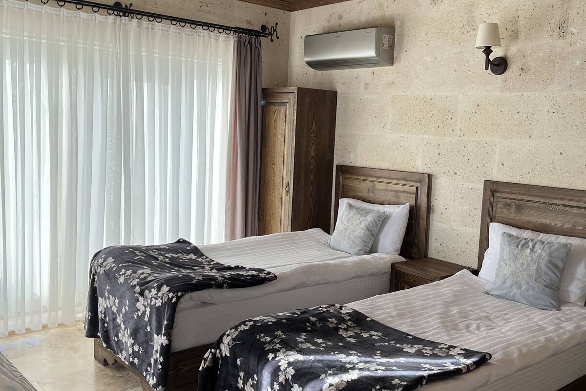 Premium bedding, minibar, laptop workspace, free WiFi