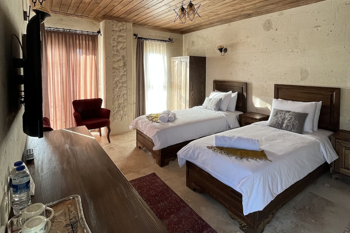 105 - TURNA Standard | Biancheria da letto di alta qualità, minibar, postazione laptop