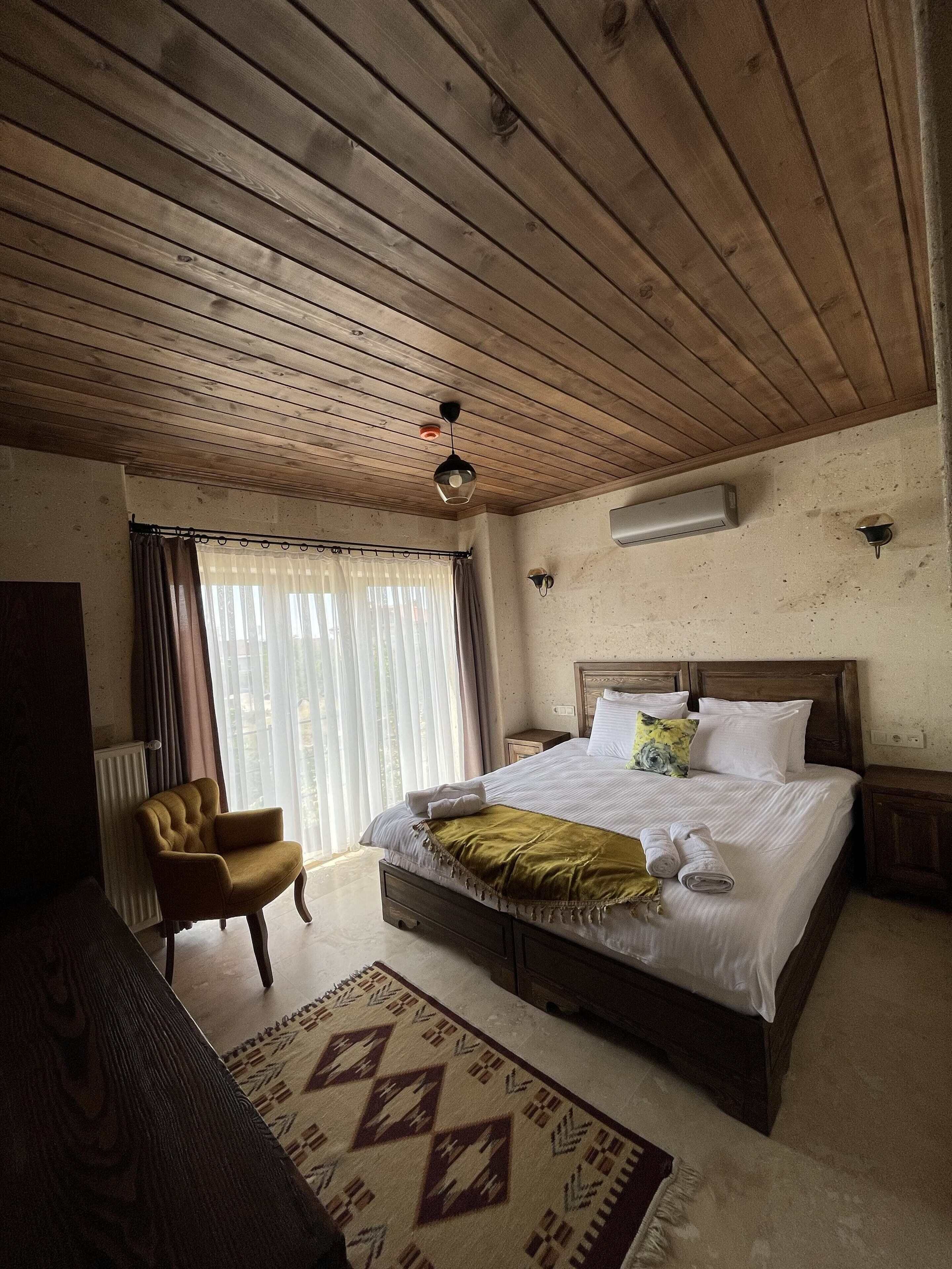 Premium bedding, minibar, laptop workspace, free WiFi