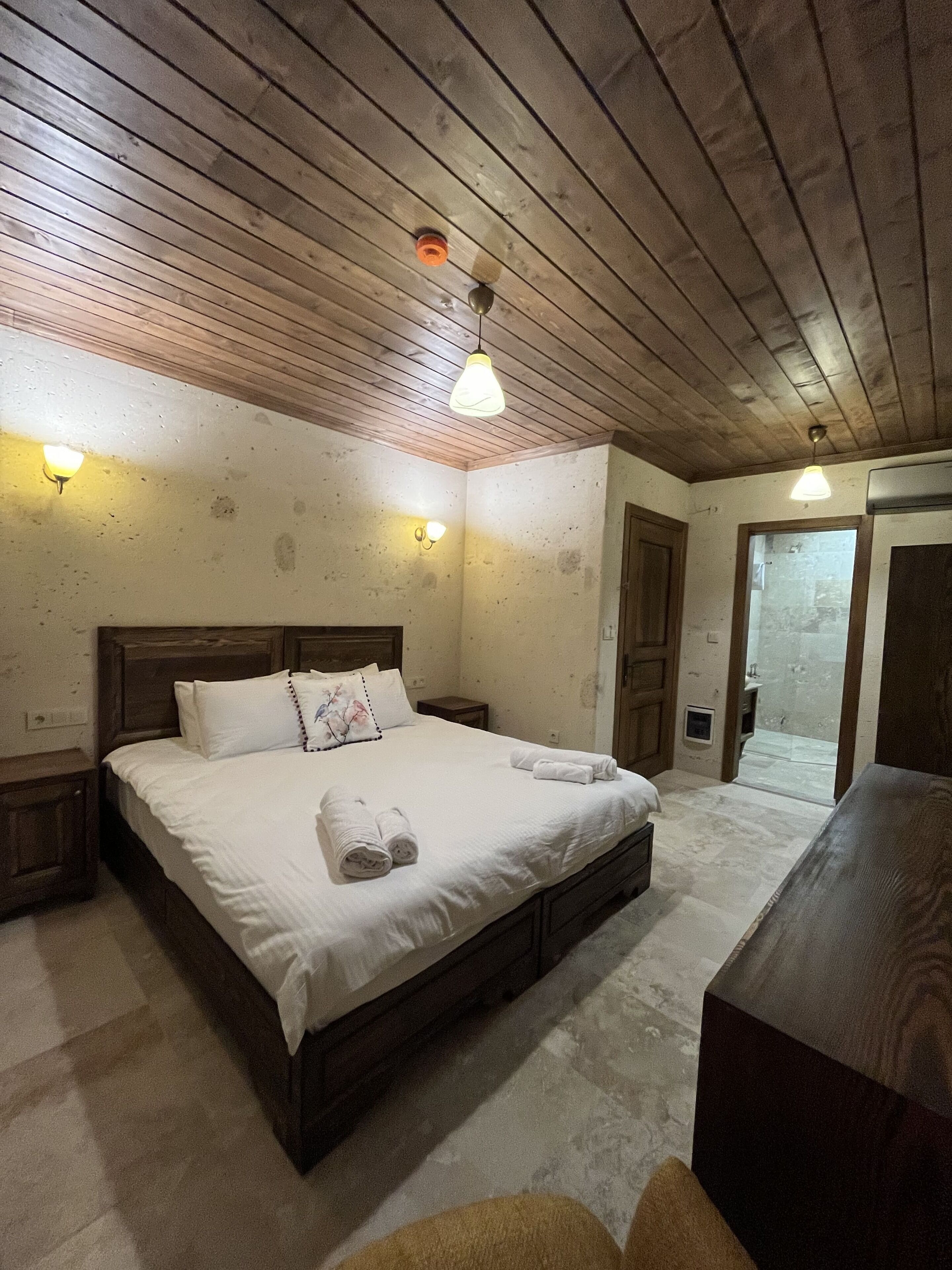 Premium bedding, minibar, laptop workspace, free WiFi