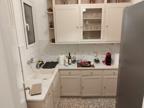 City-Apartment | Eigene Küche | Großer Kühlschrank, Mikrowelle, Ofen, Herdplatte