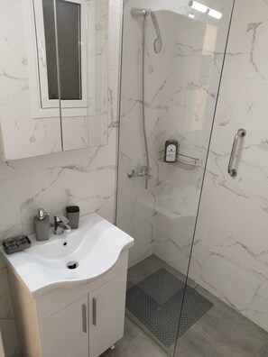 Departamento urbano | Baño | Regadera, regadera tipo lluvia, secadora de cabello, toallas 