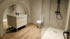 A modern bathroom with a glass-enclosed shower, a white vanity with a mirror, and a toilet. - City center apartment - 10/12 guests (Cauterets)