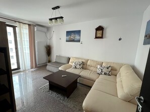 Apartamento empresarial | Área de estar | Smart TV 140 cm com canais a cabo, TV