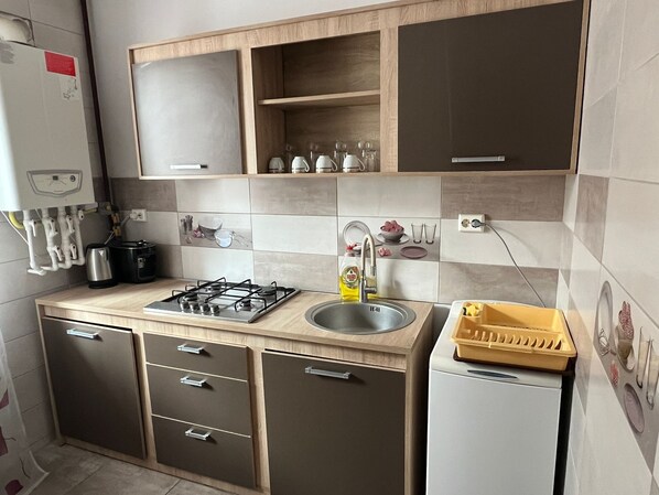 Apartamento empresarial | Cozinha privada | Geladeira grande, micro-ondas, fogão, cafeteira/chaleira
