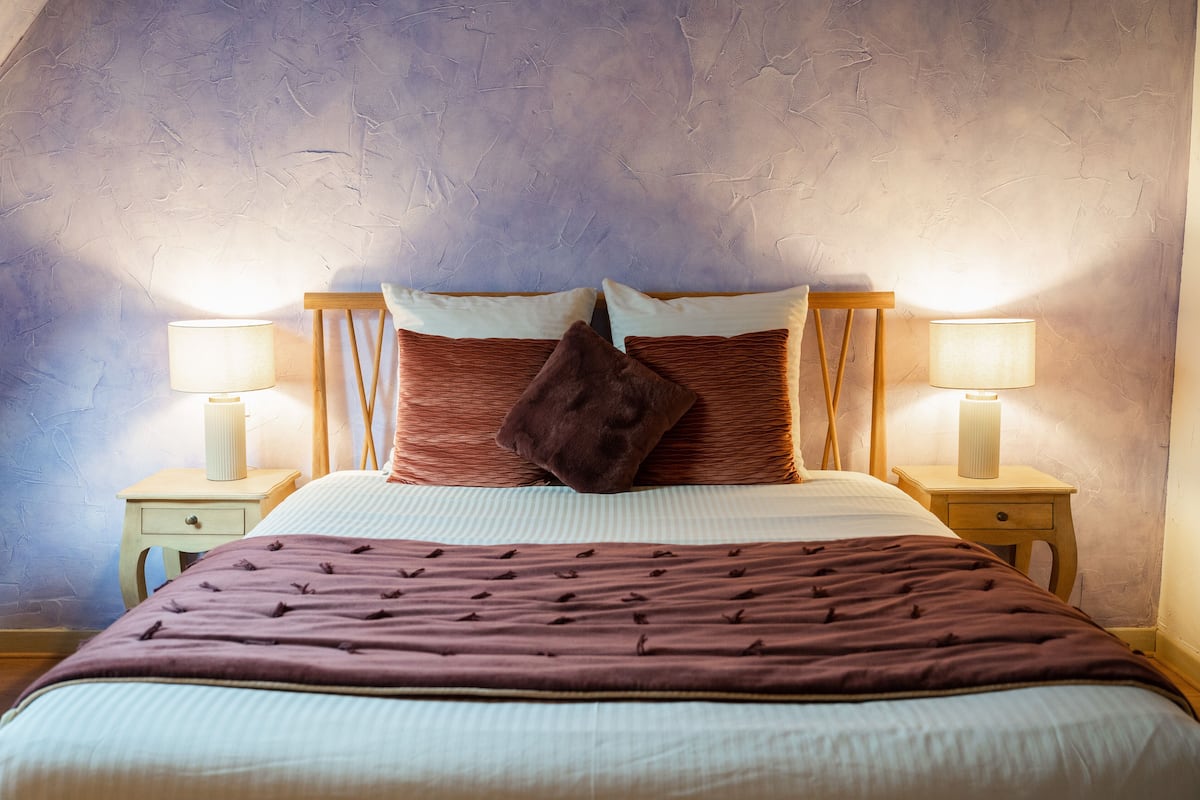 Chambre Double Supérieure | Literie de qualité supérieure, ameublement personnalisé, bureau