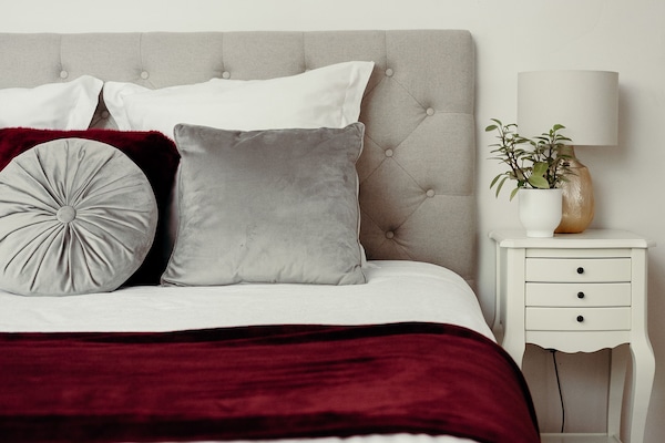 Deluxe kamer | Luxe beddengoed, individueel gemeubileerd, een bureau