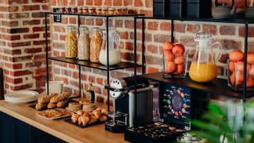 Desayuno buffet diario (EUR 14 por persona)
