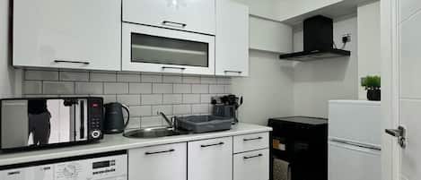 Frigorifero, microonde, forno, piano cottura