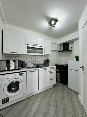 Fridge, microwave, oven, stovetop - “Great location” Cosy Modern Apartment inc. Twin/DBL Bedroom & Free Parking (Oxford)