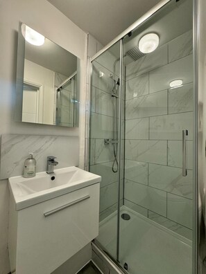 Een douche, een haardroger, handdoeken, zeep