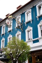 Un edificio azul con marcos de ventanas blancos y un letrero que dice 'HOTEL DU TONNELIER'.