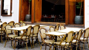 A restaurant with outdoor seating, large windows, and a sign reading "TONNELIER." - Le Tonnelier (Bulle)