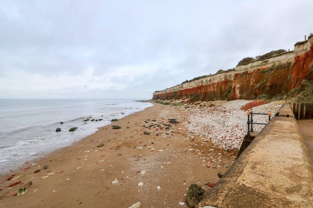 THE BIRD HOUSE, pet friendly, character holiday cottage in Hunstanton