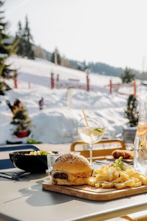 Outdoor dining - La Cachette - Friendly Hotel (Bourg-Saint-Maurice)