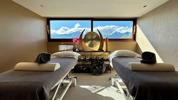 Couples treatment room(s), sauna, hot tub, body treatments