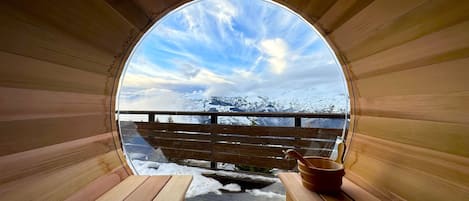 Salas de tratamiento para parejas, un sauna, una bañera de hidromasaje