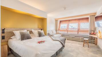 Chambre Quadruple Supérieure | Coffres-forts dans les chambres, bureau, Wi-Fi gratuit, draps fournis