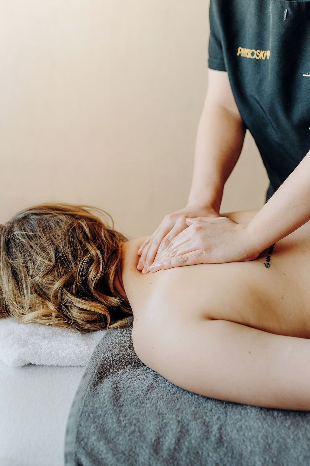 Une personne qui reçoit un massage du dos.