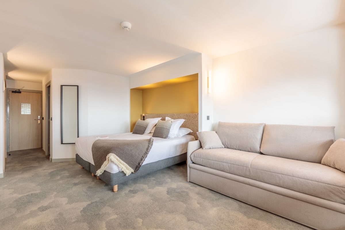 Suite Familiale, plusieurs lits | Coffres-forts dans les chambres, bureau, Wi-Fi gratuit, draps fournis