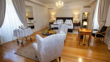 Kamer | Een minibar, een kluis op de kamer, een bureau, verduisterende gordijnen